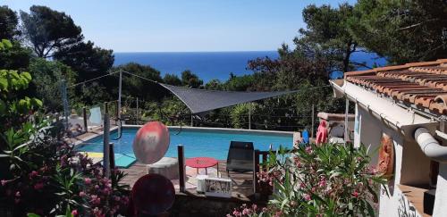 HAUT DE VILLA au MONT ST CLAIR VUE EXCEPTIONNELLE MER et FORÊT terrasses, piscine, pétanque, solarium privés