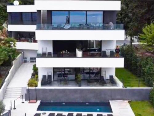 Aparthotel Villa V with heated pool