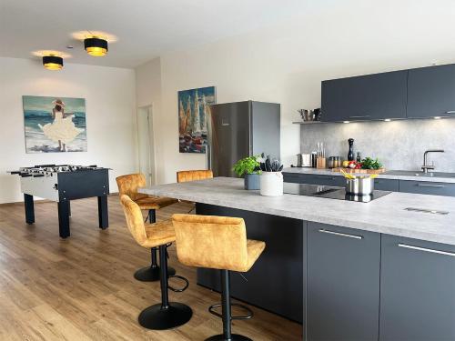 a kitchen with a table and chairs in a room at Exklusive 5 Sterne Seeresidenz, Sauna, See, Hund in Krakow am See