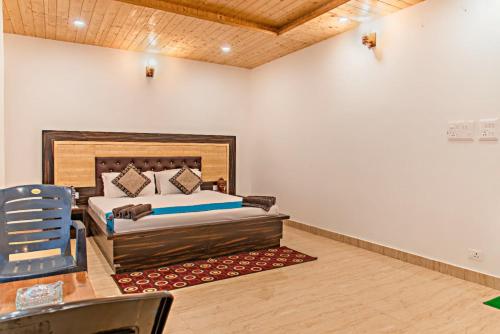 Ein Bett oder Betten in einem Zimmer der Unterkunft Exotic Stays I The Mountains Vibes I Food & Free Parking Available I Family Events Allowed I Kasauli