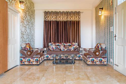 Ein Sitzbereich in der Unterkunft Exotic Stays I The Mountains Vibes I Food & Free Parking Available I Family Events Allowed I Kasauli