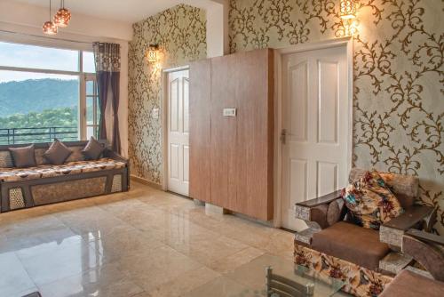 Ein Sitzbereich in der Unterkunft Exotic Stays I The Mountains Vibes I Food & Free Parking Available I Family Events Allowed I Kasauli
