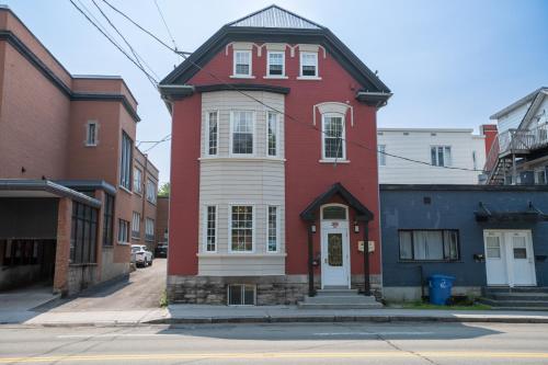 a red and white house on a city street at Les 4 Saisons - No breakfast in Quebec City