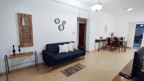 a living room with a blue couch and a table at Departamento para 5 Personas con garaje - Pepitero in Posadas
