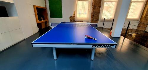 a ping pong table with a pen on top of it at Stylisches City Loft mit Terrasse, zentral & eventgeeignet in Mannheim