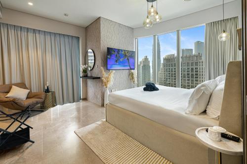 een slaapkamer met een groot bed en een groot raam bij New Exclusive 2BR Downtown Dubai Burj Khalifa View and Dubai Mall in Dubai