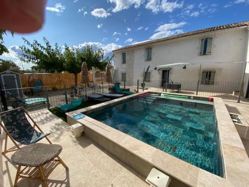 une piscine devant une maison dans l'établissement Maison de charme, à Lapalud