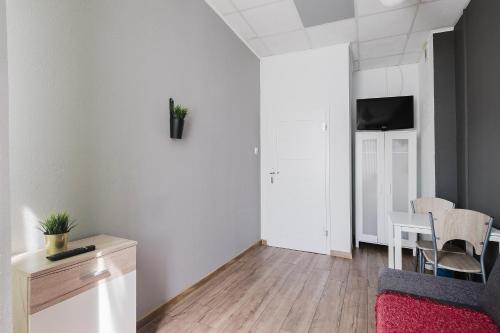 Μια τηλεόραση ή/και κέντρο ψυχαγωγίας στο Keja Rooms II - Pokoje Noclegi w Centrum Gdyni