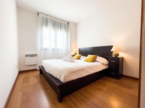 a bedroom with a large bed and a large window at Refugio Ceretà Naturaleza, Aventura y Confort in Alp