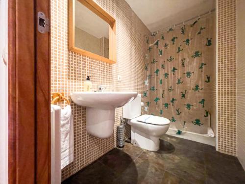 a bathroom with a sink and a toilet at Refugio Ceretà Naturaleza, Aventura y Confort in Alp