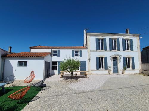Villa Nodesia في مارينيس: منزل أبيض كبير مع مقعد أمامه