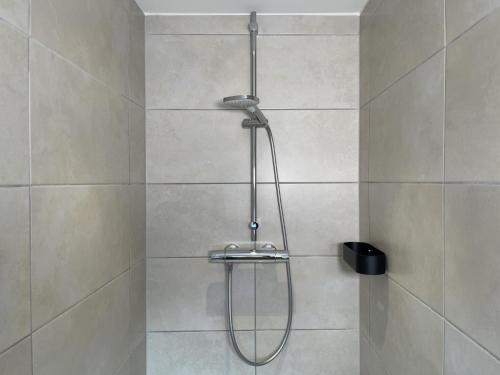 a shower with a shower head in a bathroom at FRITZ21 Ferienwohnung Kellenhusen in Kellenhusen