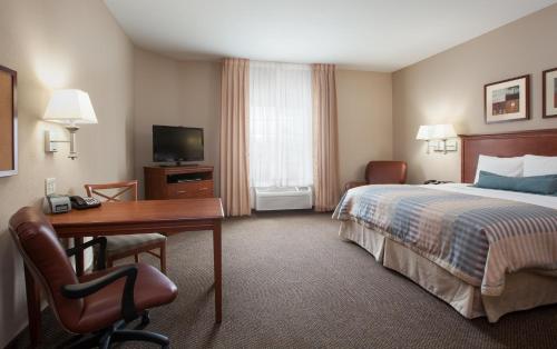 Candlewood Suites Houston I-10 East by IHGにあるテレビまたはエンターテインメントセンター