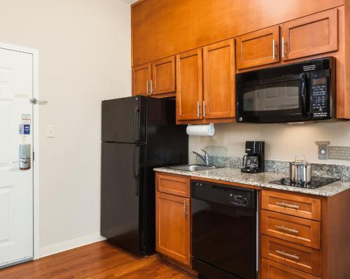Candlewood Suites Houston I-10 East by IHGにあるキッチンまたは簡易キッチン