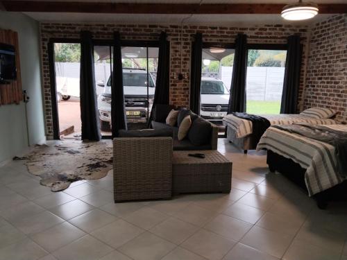 a living room with a couch and a bed at Duikertjie in Groblersdal