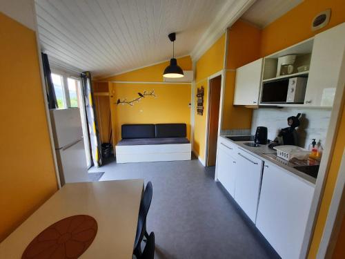 Kuchyňa alebo kuchynka v ubytovaní Résidence Les Chalets de Millau