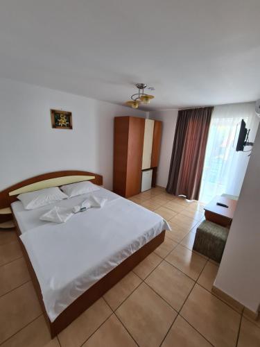 a bedroom with a large white bed in a room at Vila OK2 in Costinesti