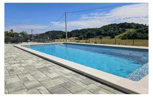 a swimming pool with blue water in a yard at Gorgeous Home In Sveti Ivan Zelina in Sveti Ivan Zelina
