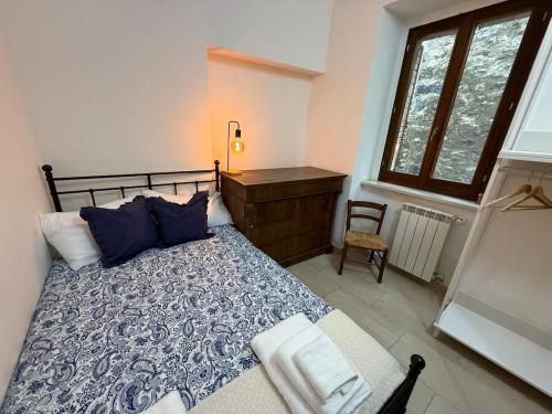 BombaにあるLa Chiave di Volta , Dimora del 500 a 5 minuti dal lagoのベッドと机と窓のある寝室