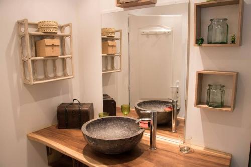 Un baño con un lavabo sobre una encimera de madera. en La bergerie 1, en Bonifacio