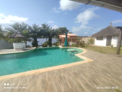 Bazén v ubytování Studio au bord de la lagune nebo v jeho okolí