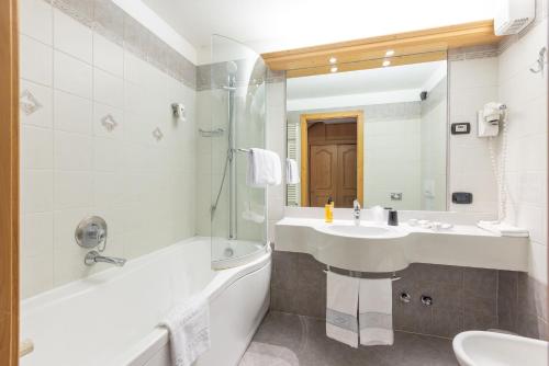 Koupelna v ubytování Hotel Flora