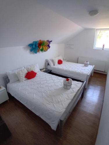 a bedroom with two beds and a couch at Camere de închiriat Trandafirilor 