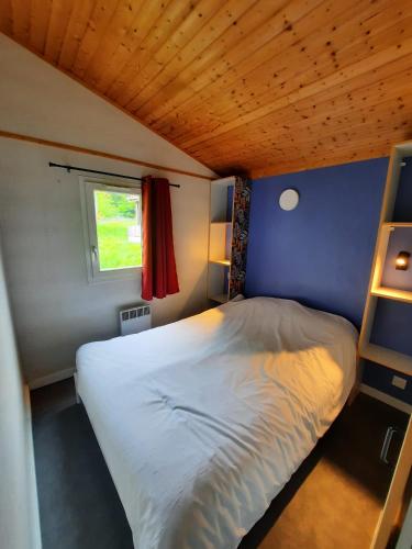 une petite chambre avec un lit et une fenêtre dans l'établissement Résidence Les Chalets de Millau, à Millau