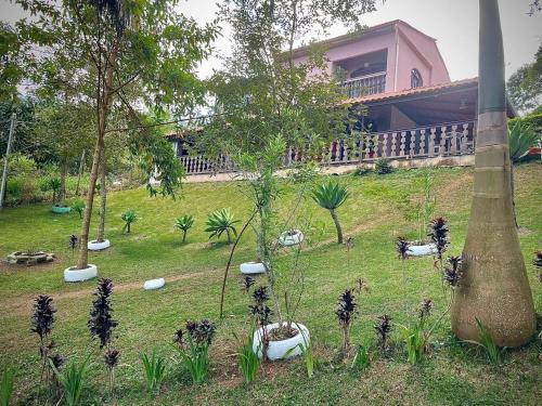Taman di luar Casa de campo Domeni rustica e próximo a cidade de Juiz de Fora MG