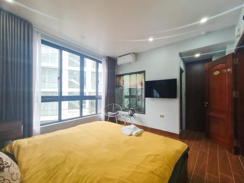 タムダオにあるVilla Tuấn Liên Tam Đảoのベッドルーム1室(黄色いベッド1台、窓付)