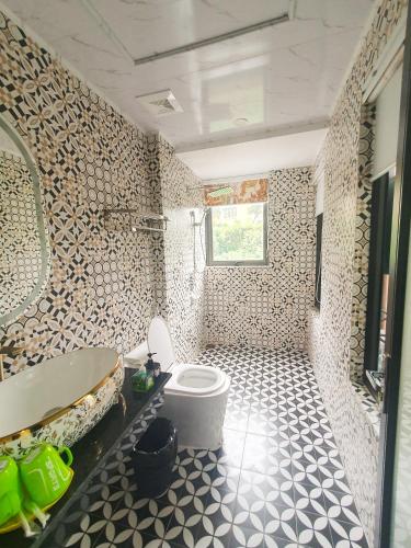 a bathroom with a toilet and a sink at Villa Tuấn Liên Tam Đảo in Tam Ðảo