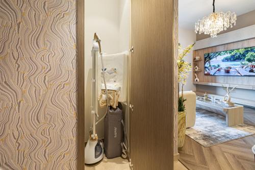 Koupelna v ubytování Vilamor Exclusive 2BR Burj Khalifa View, Downtown Dubai, Infinity Pool