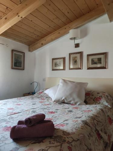 a bedroom with a large bed in a room at Affittacamere Cinque Terre Route 66 in Carrodano Inferiore