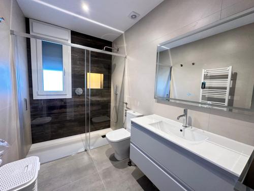 ein Badezimmer mit Toilette, Waschbecken und Dusche in der Unterkunft Alda & Aljosía in Chiclana de la Frontera