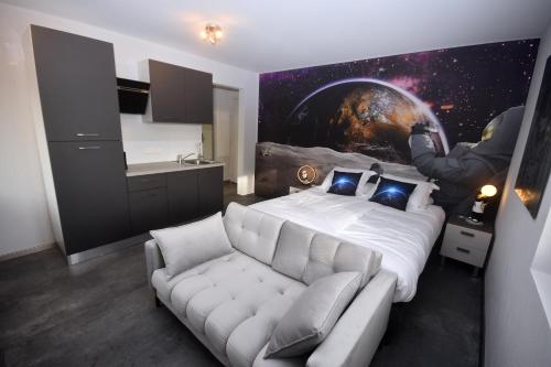 a bedroom with a bed and a couch in it at LUNAR, proche frontière Basel, Free parking in Saint-Louis