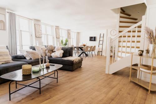 een woonkamer met een bank en een tafel bij The Rembrandt - Residence in Amsterdam