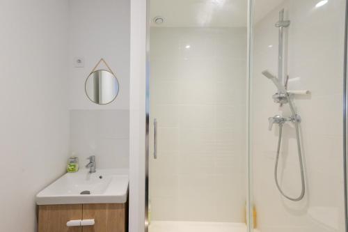 une salle de bain avec douche et lavabo dans l'établissement Washington 3, au Havre