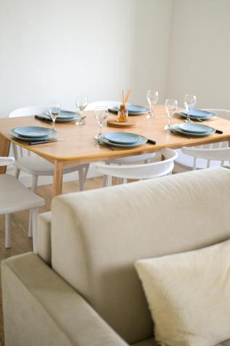 une table en bois avec des assiettes et des verres à vin dessus dans l'établissement Washington 3, au Havre