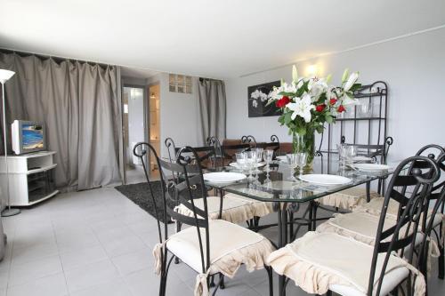 Photo de la galerie de l'établissement SOPHIES HOMES VILLA PANORAMIC SEA VIEW and POOL, à Mandelieu-la-Napoule