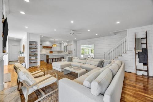 Et opholdsområde på Spacious 7 Bed Retreat with Game Room, Deck, Yard, Half a Block from Ocean, Host Up to 22 Across 16 Beds, Gas Fireplace, Gas Grill, Ample Parking, Walk to Menauhant Beach, 24 Hr Hospitality