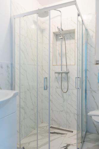 a shower with a glass door in a bathroom at Hotel Palas Grand View in Iaşi