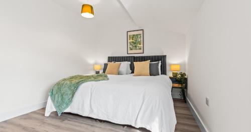 Ένα ή περισσότερα κρεβάτια σε δωμάτιο στο 1BR Town Center Apartments, Fully Equipped with Modern Ammenities, mins walk from Train Station, University, Hospital, Restaurants, Contractors