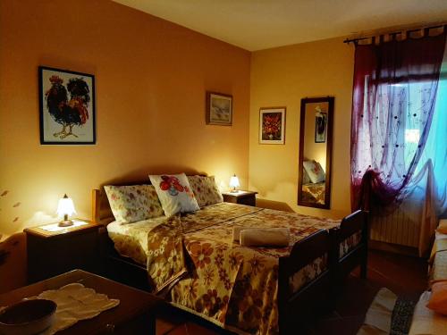 a bedroom with a bed and two lamps and a table at Cà D' Rot - Casa Ratti in Vinchio