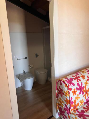 a bathroom with a toilet and a sink at Vigna di pettineo - guest house in Vittoria