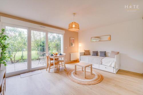 - une chambre avec un lit et une table dans l'établissement Studio central, proximité immédiate Aéroport, à Mérignac