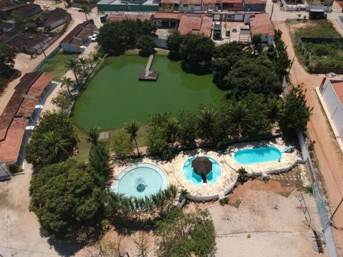 una vista dall'alto di una piscina in un resort di Paraíso Pousada, Restaurante e Lazer a João Câmara