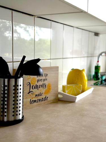 a kitchen counter with a chopping board and a lemon at Comfy Modern 4-Bed Apartment, WiFi, 20min DUS, 5min A46 in Erkrath