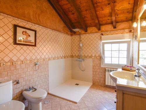 ein Badezimmer mit Badewanne, Toilette und Waschbecken in der Unterkunft Preciosa casa con vistas al mar in Santander