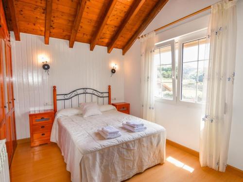 ein Schlafzimmer mit einem Bett und einem großen Fenster in der Unterkunft Preciosa casa con vistas al mar in Santander