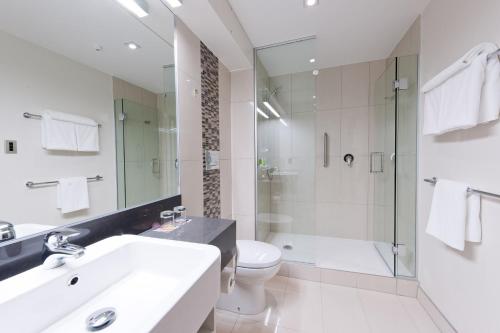 La salle de bains est pourvue d'un lavabo, de toilettes et d'une douche. dans l'établissement Scenic Hotel Franz Josef Glacier, à Franz Josef